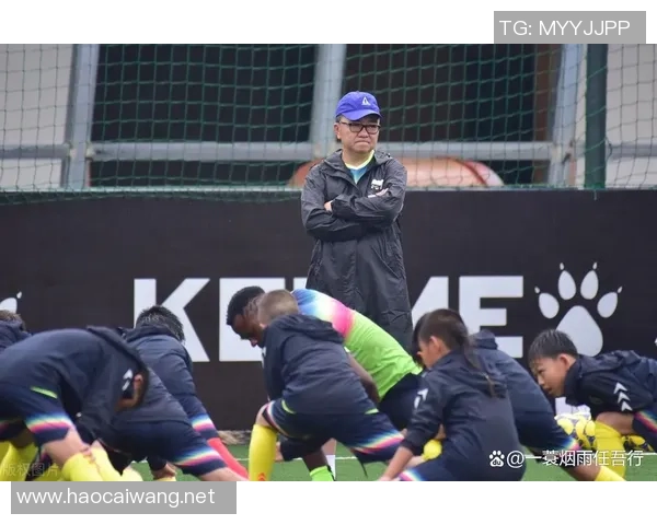 足球明星与网红的精彩对决挑战赛视频引发热议与关注