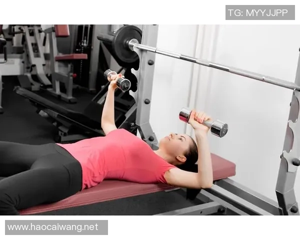 女生哑铃锻炼方法全解析打造完美身材的有效训练计划